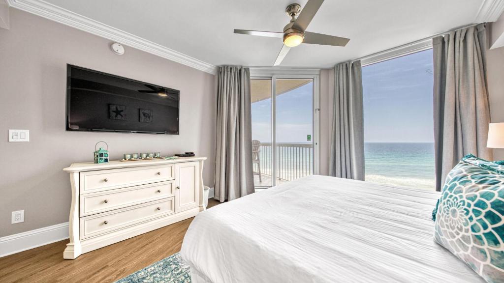 St Maarten 907 a Newly Renovated Luxury Beach Front 3 Bedroom 9th Floor Private Elevator的电视和&#47;或娱乐中心
