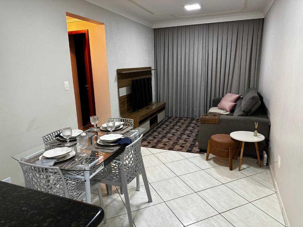 卡斯卡韦尔APTO no Centro, COMPLETO, UNIPAR e SHOPPING JL的客厅配有桌子和沙发