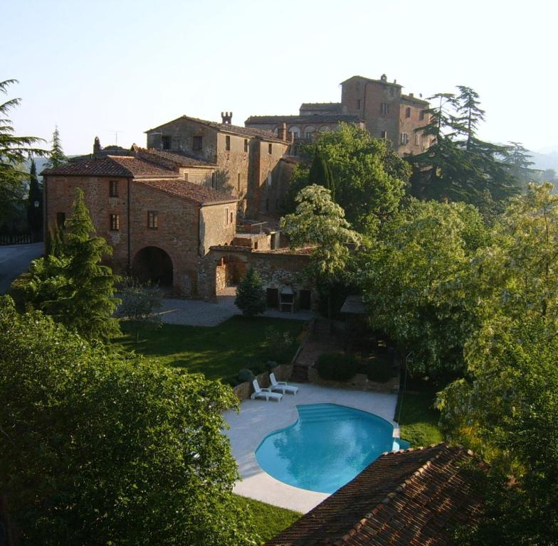 MontisiBorgo La Grancia的一座带游泳池的房子的图象