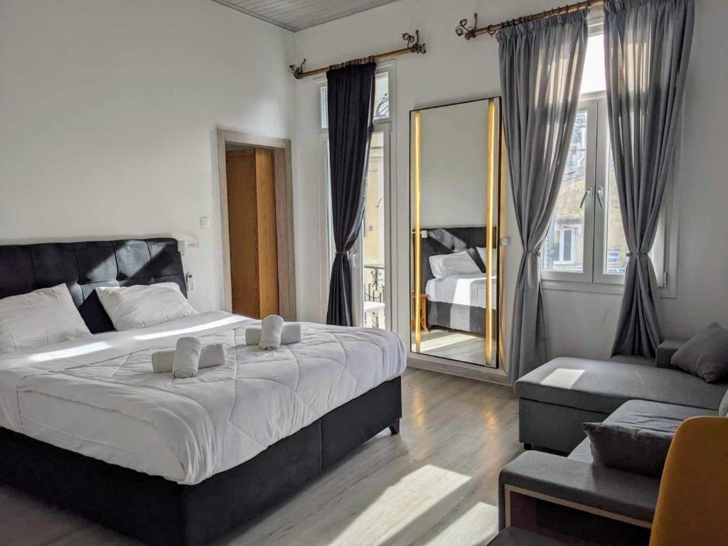 Ágios RókkosTravelers Luxury Suites, Studios & Apartments的一间带大床的卧室和一间客厅