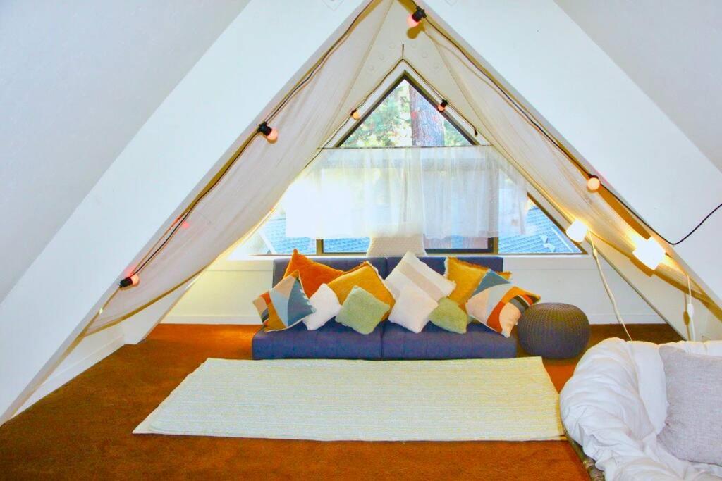 斜坡村Cozy & affordable, Spacious Condo by the lake的配有带枕头沙发的帐篷的客房