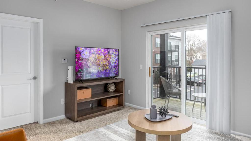都柏林Landing Modern Apartment with Amazing Amenities (ID7168X66)的客厅配有平面电视和桌子。