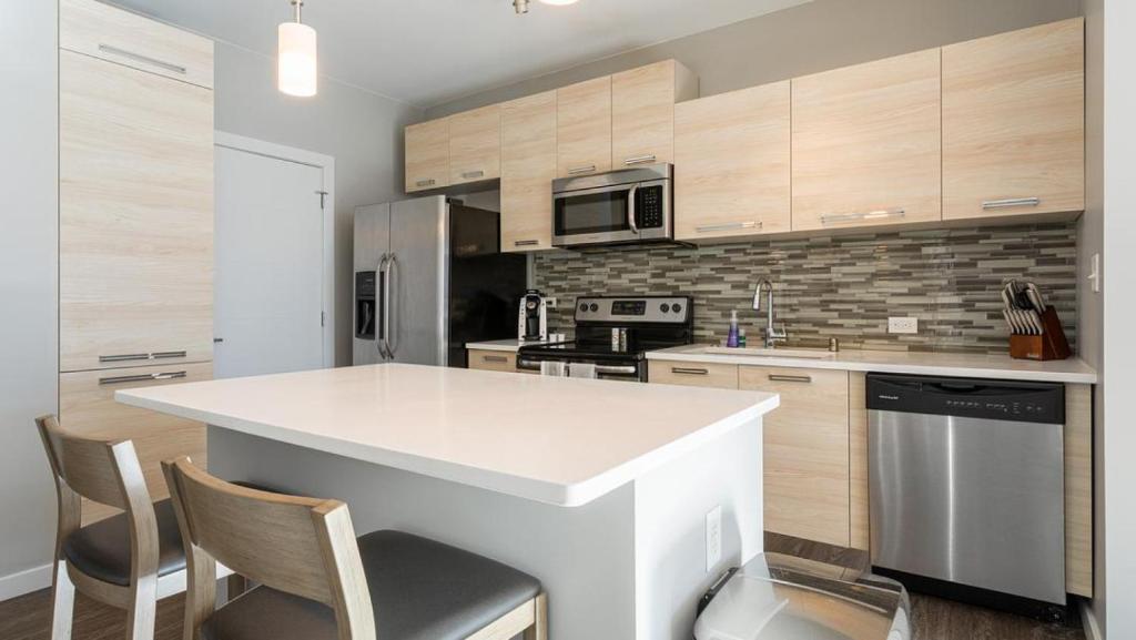 纽波特Landing Modern Apartment with Amazing Amenities (ID8359X76)的厨房配有白色台面和木制橱柜