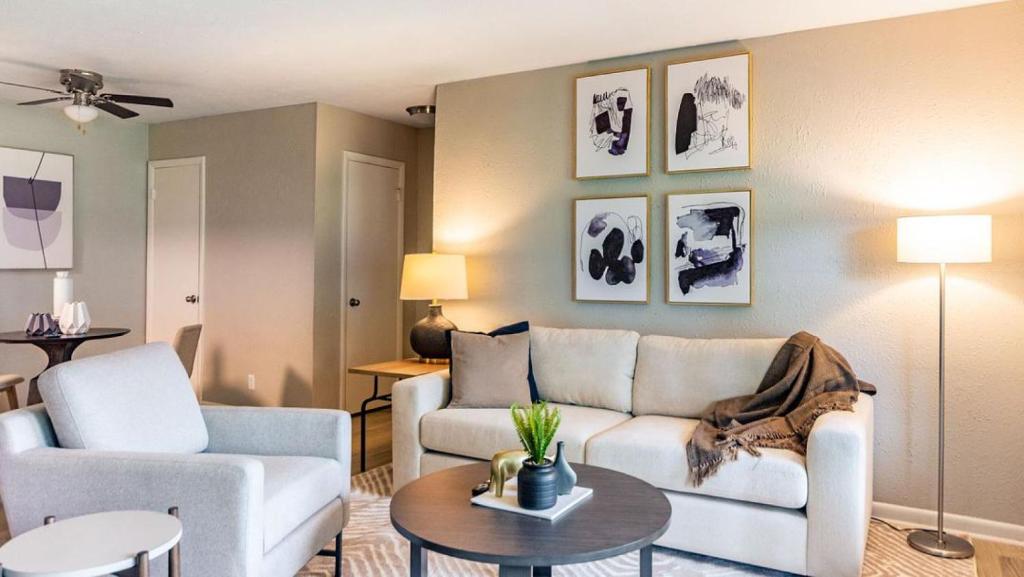 纳什维尔Landing Modern Apartment with Amazing Amenities (ID4935X54)的客厅配有沙发和桌子