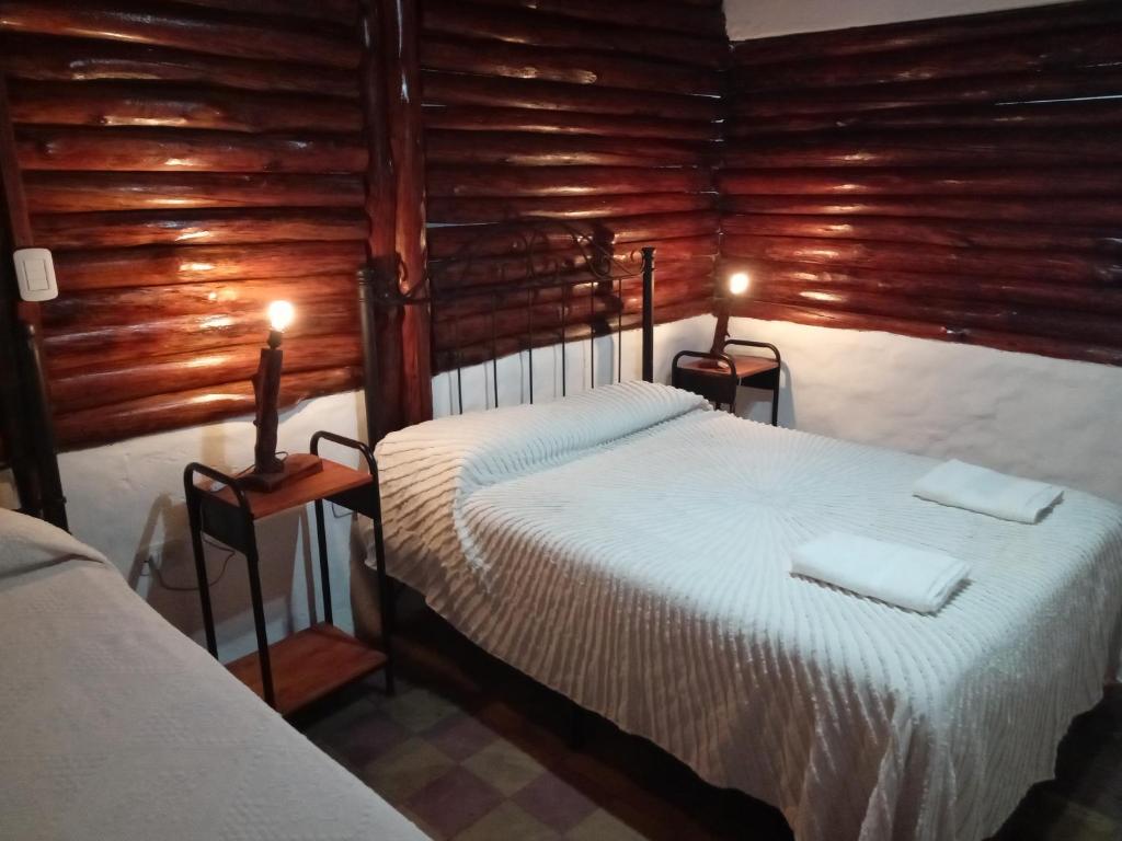 梅赛德斯dulce claudina的木墙客房的两张床