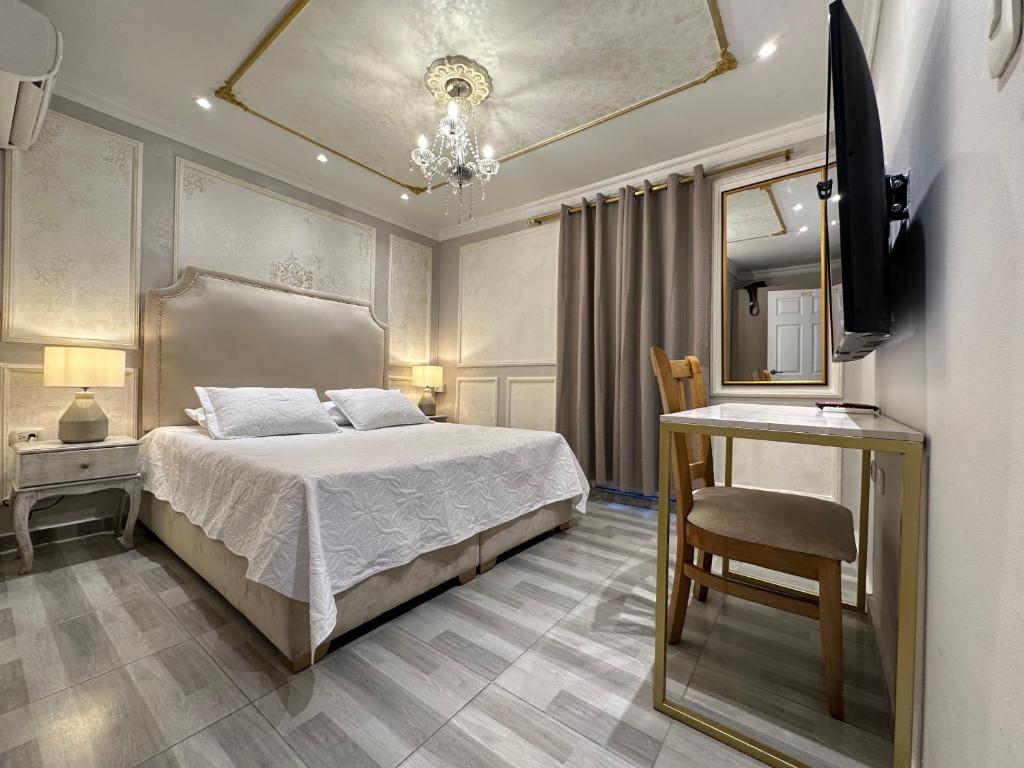 巴耶杜帕尔Hotel Paris的一间卧室配有一张床和一张桌子及椅子