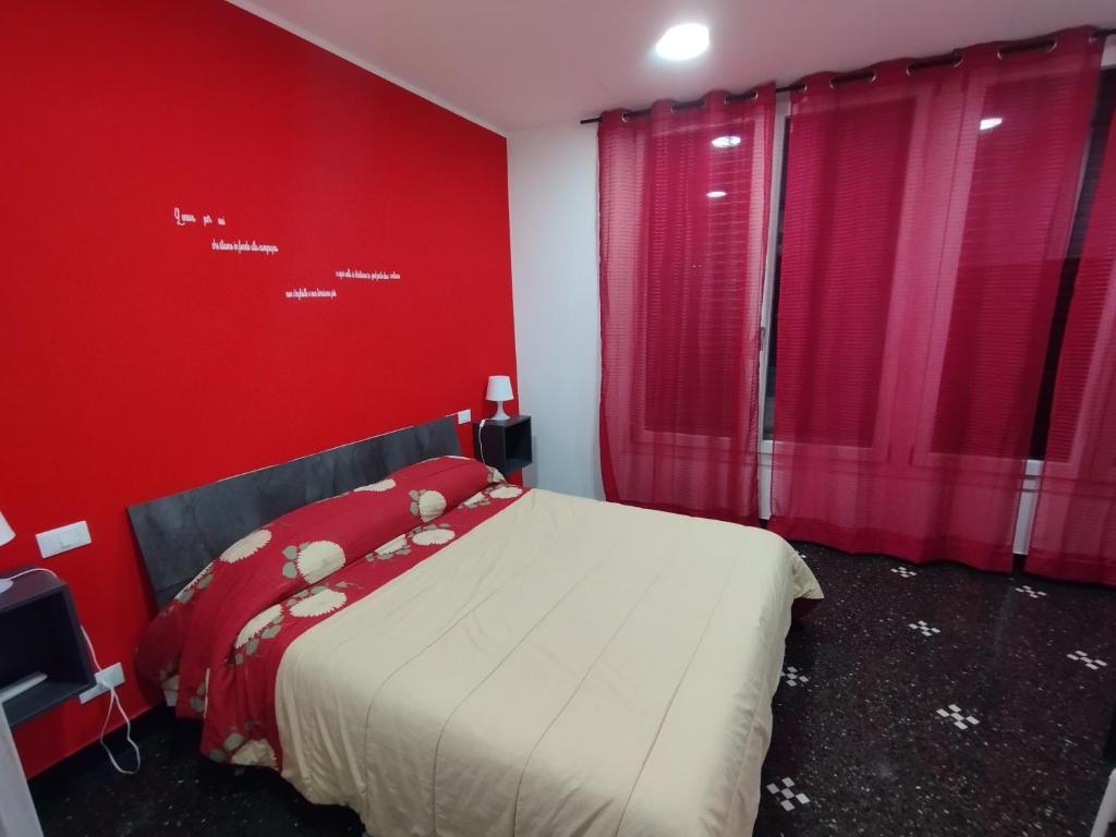 热那亚DOMUS SUPERBA的红色卧室设有红色墙壁的床