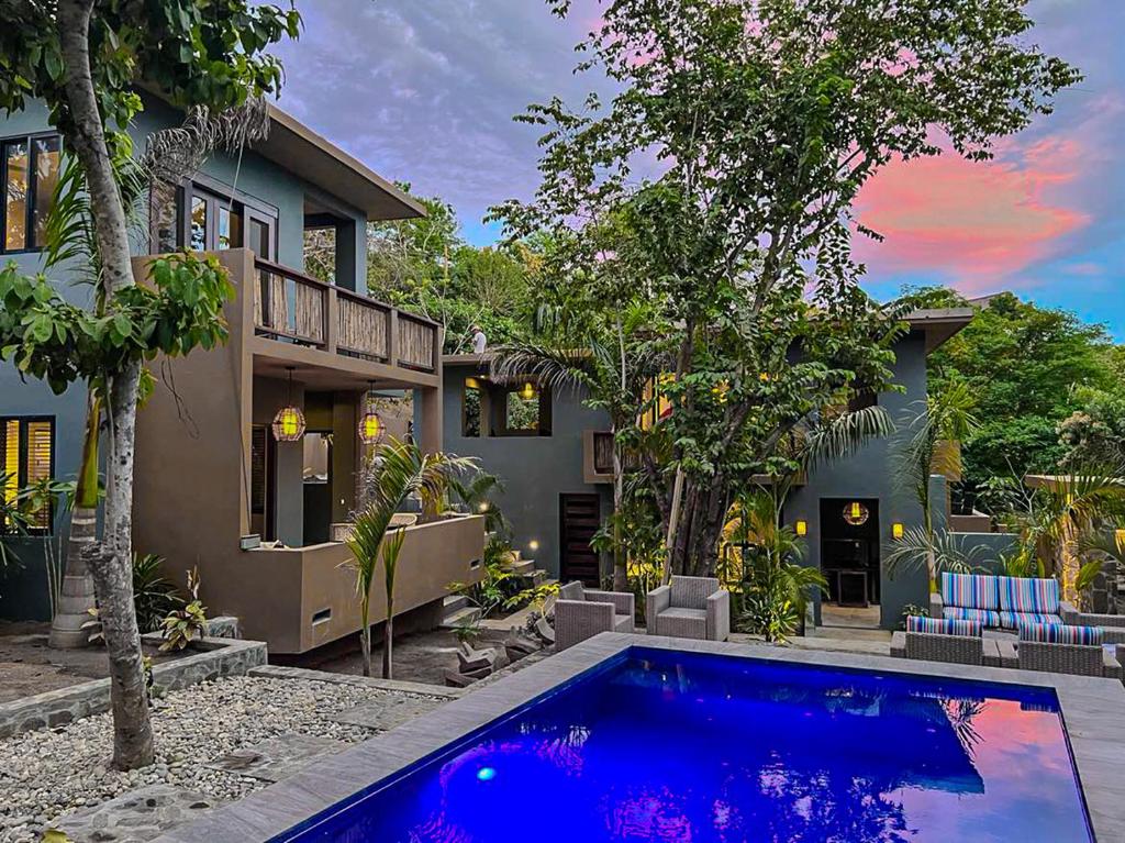 兹波利特Quinta Viajero的房子前面有蓝色的游泳池的房子