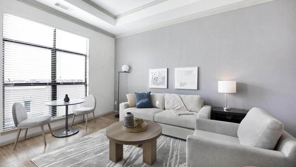 加兰Landing Modern Apartment with Amazing Amenities (ID7989X65)的客厅配有沙发和桌子