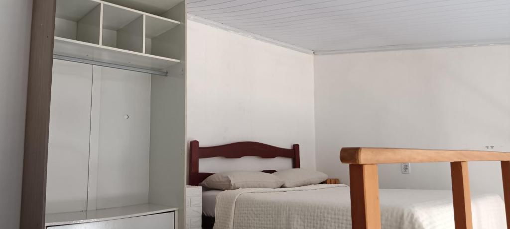 蓬塔波朗G.LO Loft AP 04的卧室设有白色的墙壁、一张床和镜子