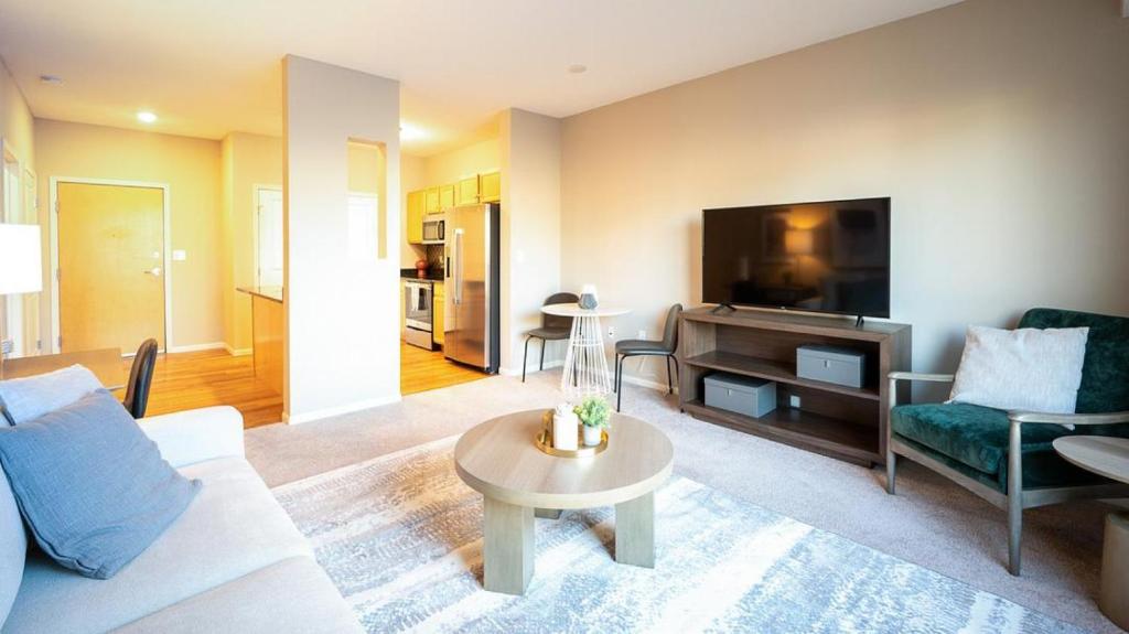 圣保罗Landing Modern Apartment with Amazing Amenities (ID7380X13)的带沙发和电视的客厅