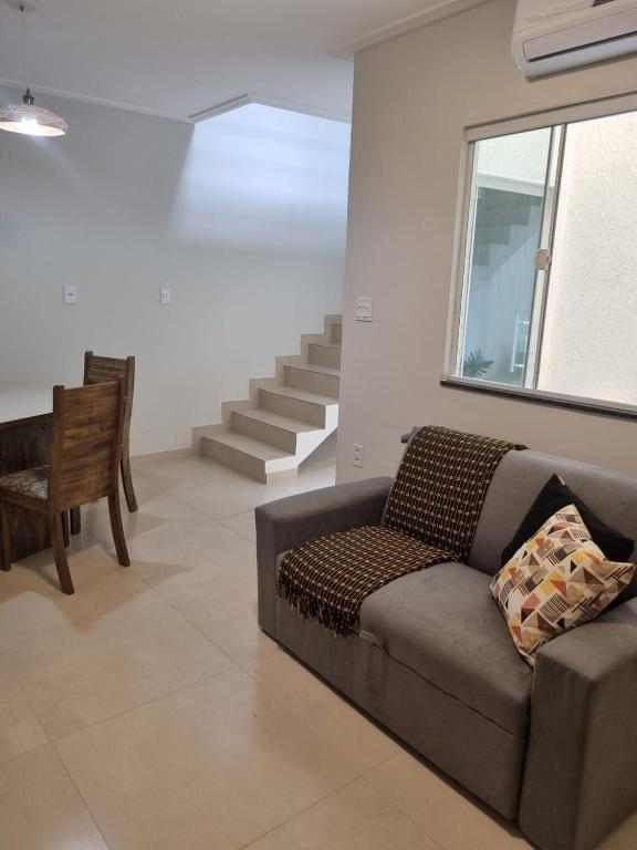 布希奥斯Villa do Aconchego apartamento super novo的带沙发和楼梯的客厅