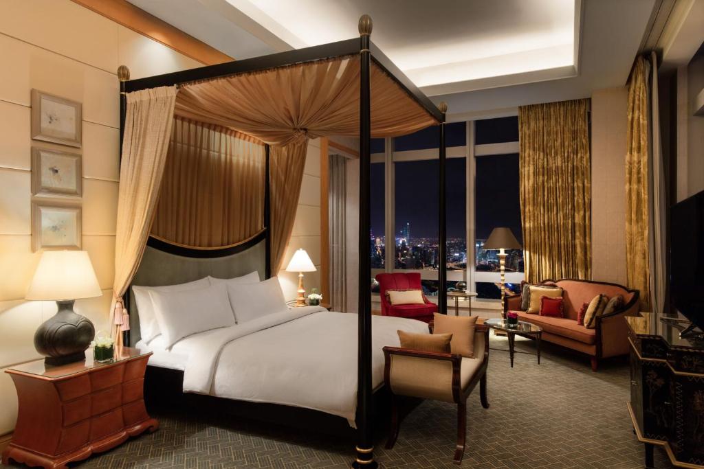 上海上海明天广场 JW万豪酒店的一间带天蓬床的卧室和一间客厅