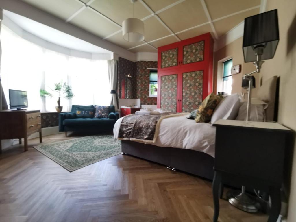 贝克斯希尔William Morris, Spacious ground floor lux double bedroom的一间卧室设有一张床和一间客厅。
