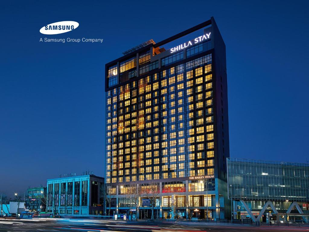 首尔Shilla Stay Samsung COEX Center的一座带灯的大型办公楼