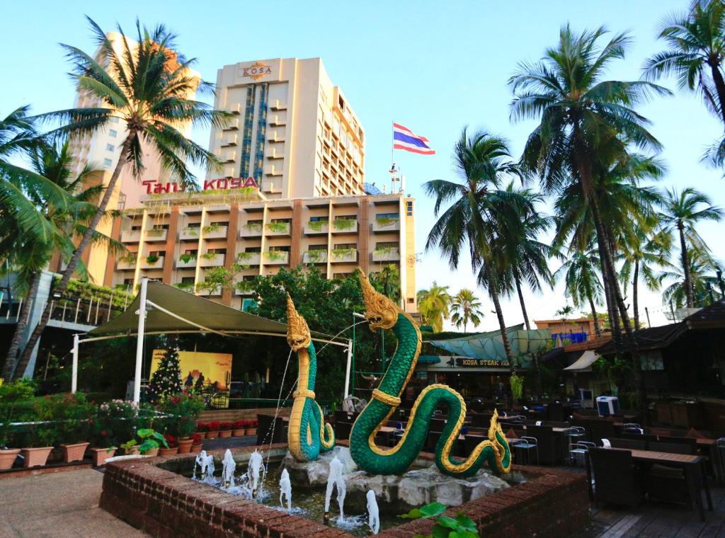 坤敬Kosa Hotel & Wellness Center -SHA Certified的一座喷泉位于酒店前方,拥有一座建筑