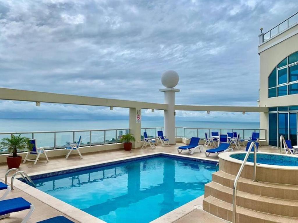 普拉亚科罗纳多Amazing Ocean View Luxury Condo in Coronado Panama的屋顶上的游泳池