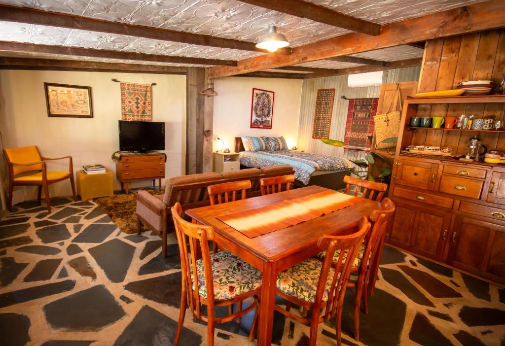 BurraGardenhouse on George的客厅配有木桌和椅子