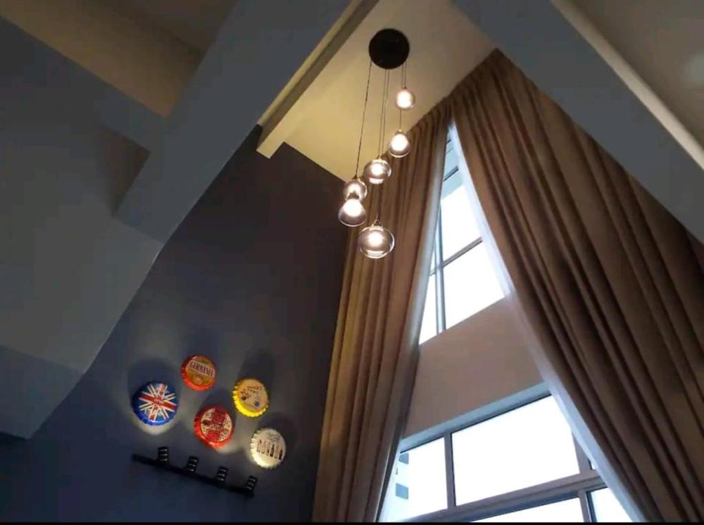 伯恩仓Barrington Square Apartment的吊灯挂在窗户的房间