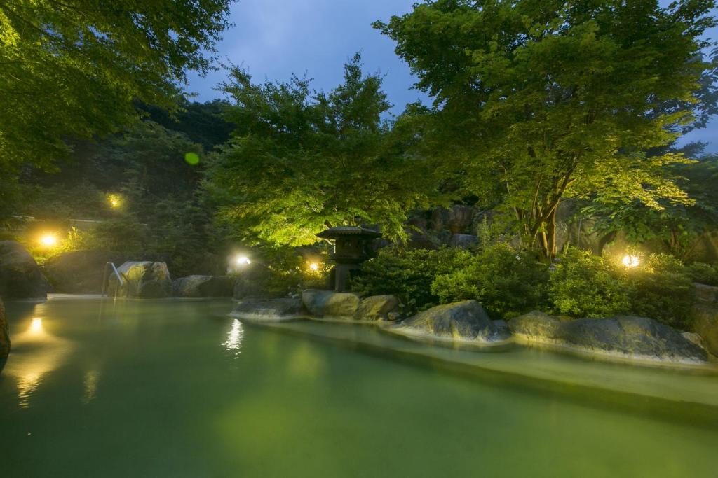 高山亚克达克奥库希达花园酒店的享有夜间河景