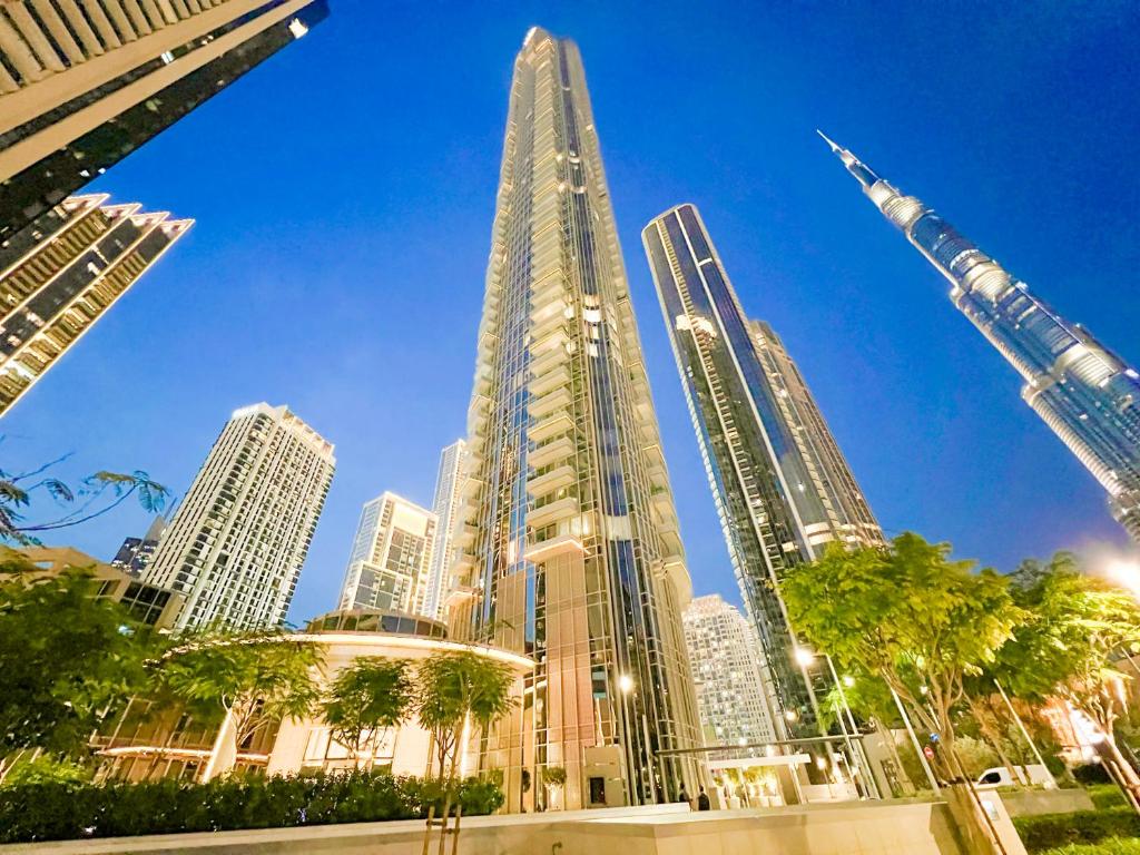 迪拜Downtown Luxury - Stunning Burj Khalifa & Sea View - 5 Minutes Walk to Dubai Mall的享有城市天际线美景,设有摩天大楼