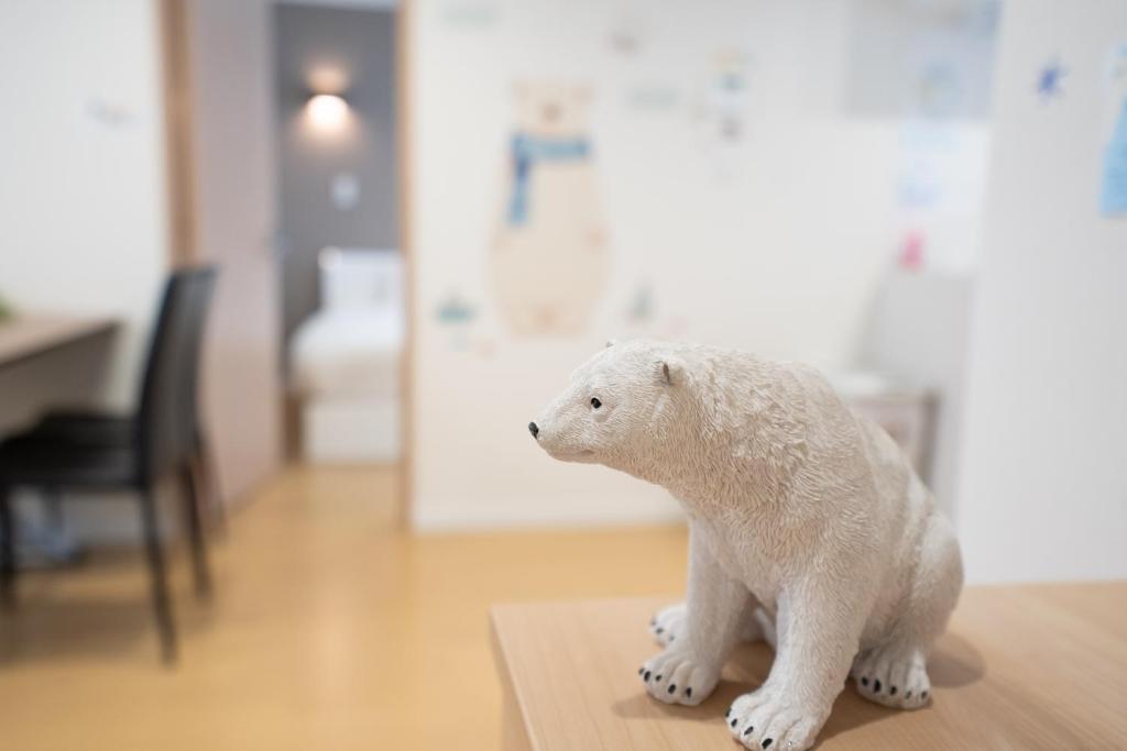 东川町The Peak Villa Suite Hokkaido的坐在桌子上的白塞北极熊