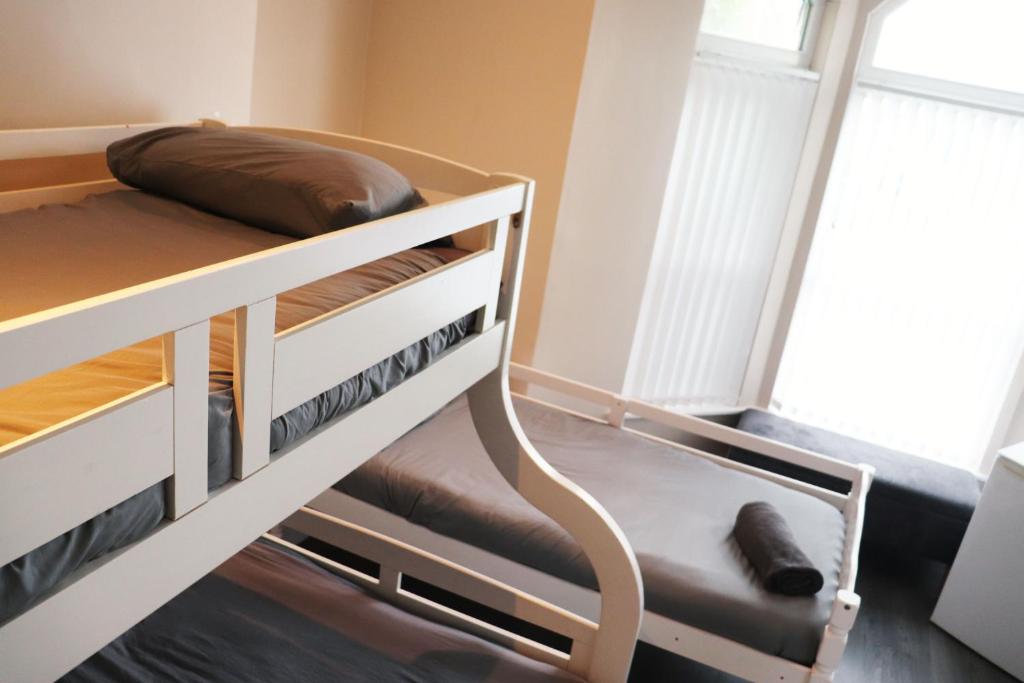 利物浦Kop View的双层床的上铺是棕色枕头