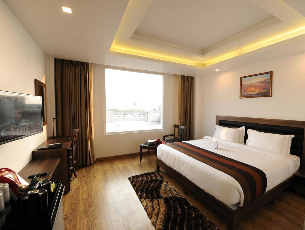 阿姆利则阿伯德酒店的酒店客房设有一张床和一个大窗户