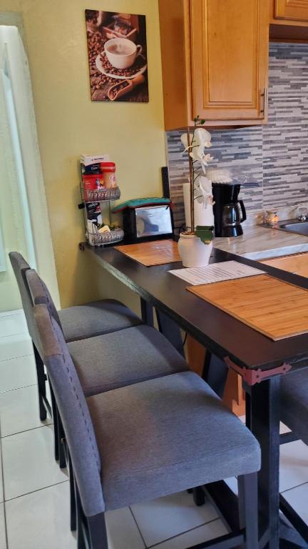 拿骚Eastwood Escape的厨房配有桌椅和柜台。
