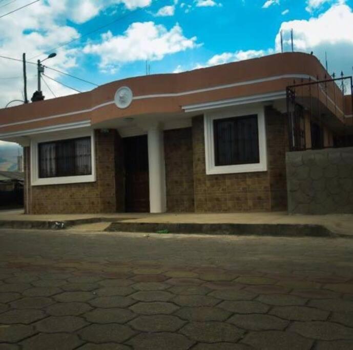 ChaupiCasa Andina Los Ilinizas的红屋顶的小砖屋
