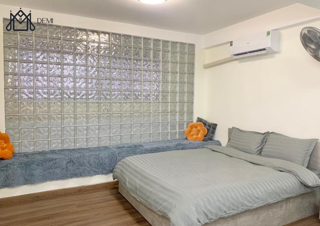 áº¤p VÄ©nh ÃÃ´ngDeMi Homestay 2 - Châu Đốc的一间卧室设有一张床和一个大窗户