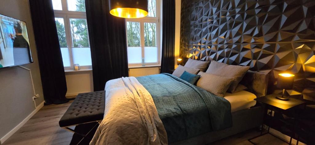巴特萨尔茨乌夫伦Mastersuite的一间卧室设有一张床和两个窗户。