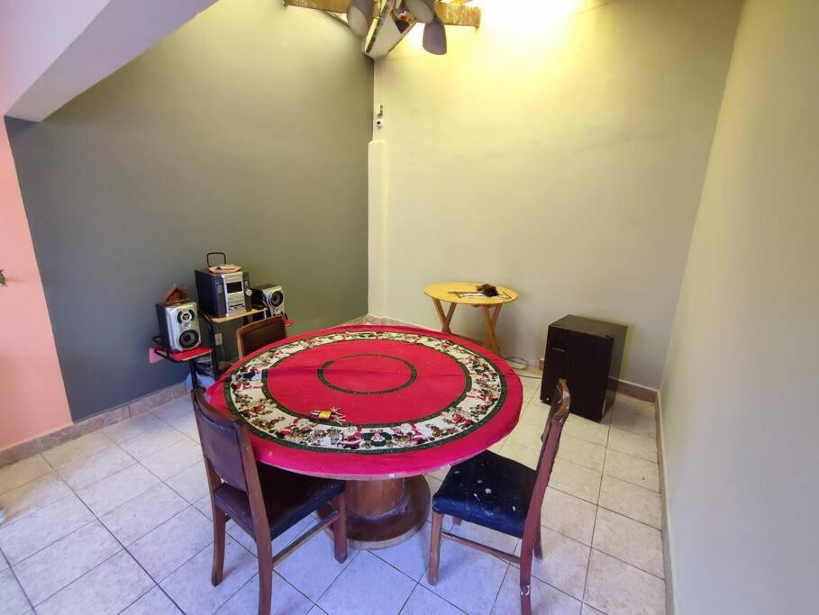 苏克雷Acogedora, independiente y tradicional Casa - Karapanza的一间带桌椅的用餐室和一间房间