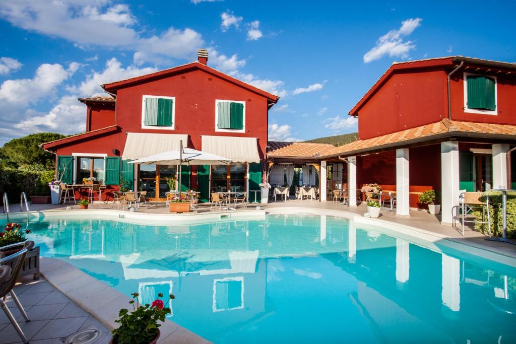 奥尔贝泰洛Hotel La Posta di Torrenova的房子前面的房子和游泳池