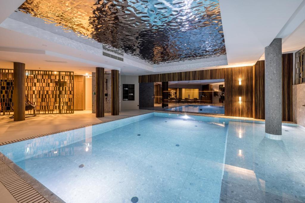 斯普利特法恩特酒店的一座带天花板的建筑中的游泳池