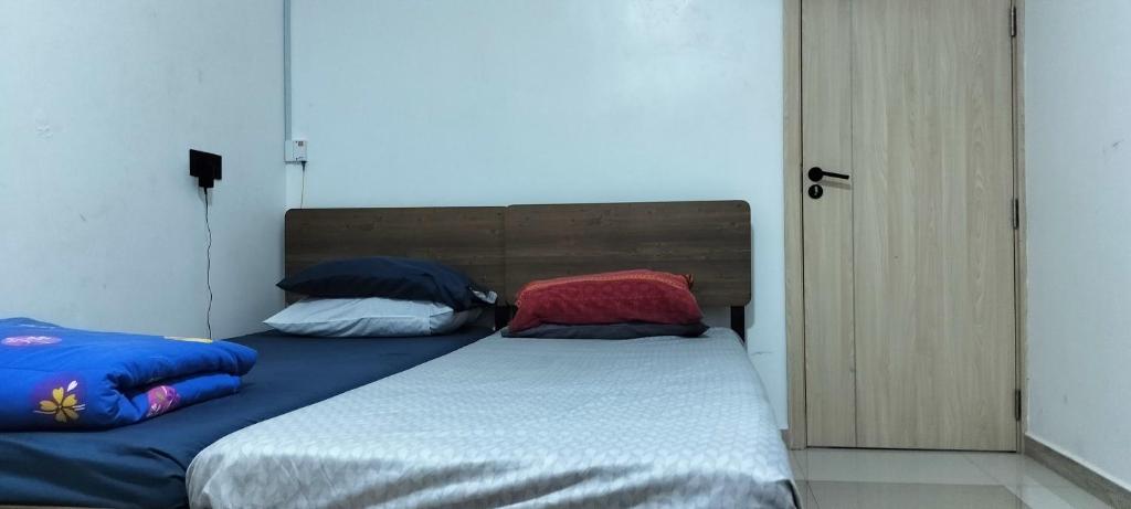 马累finifenma stay please book if you already in Maldives的一间卧室配有一张带两个枕头的床