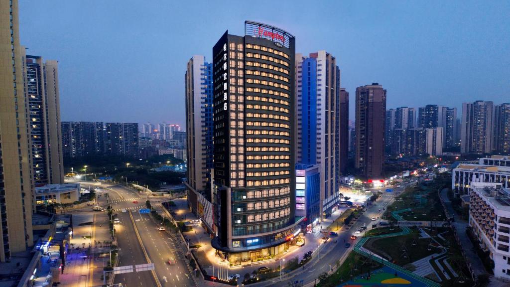 深圳深圳北站希尔顿欢朋酒店的夜晚在城市的高楼