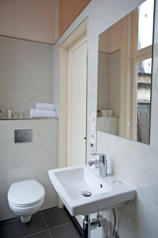 Amsterdam Rembrandt Square city center Hotel的一间浴室