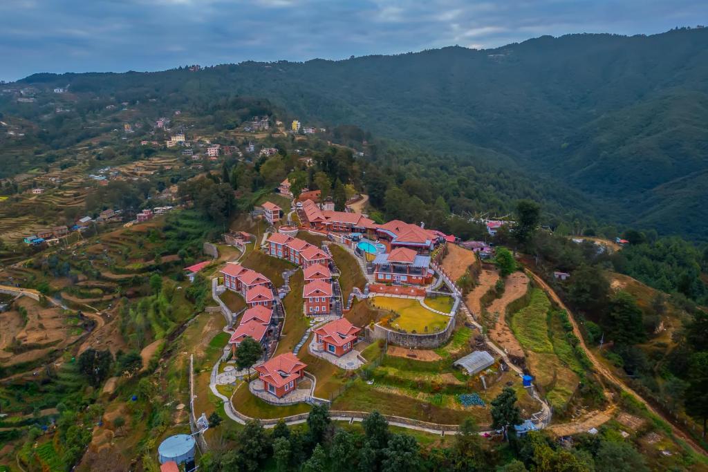 纳加阔特Soaltee Westend Resort Nagarkot的享有山区度假胜地的空中景致