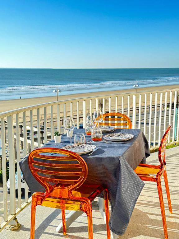 圣让-德蒙T2 La vue panoramique sur l'océan à 180的海滩阳台的桌椅