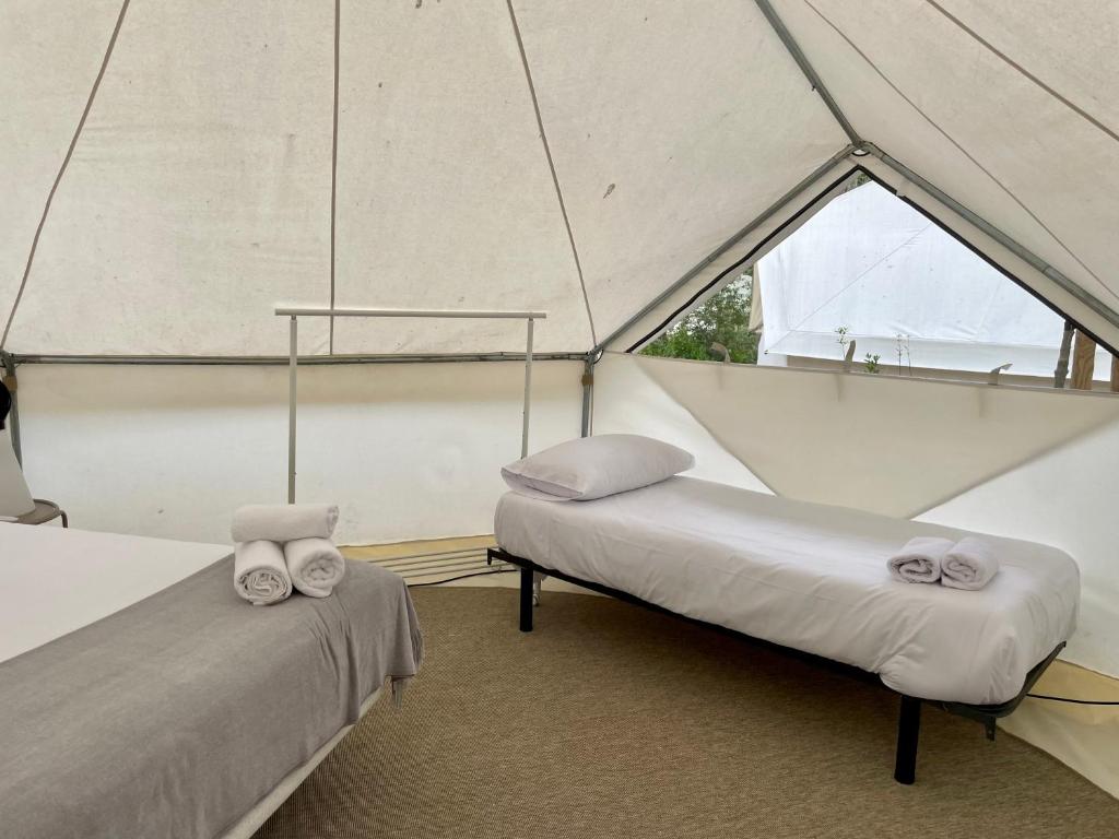 El Pitowecamp Cudillero的帐篷内带两张床的房间