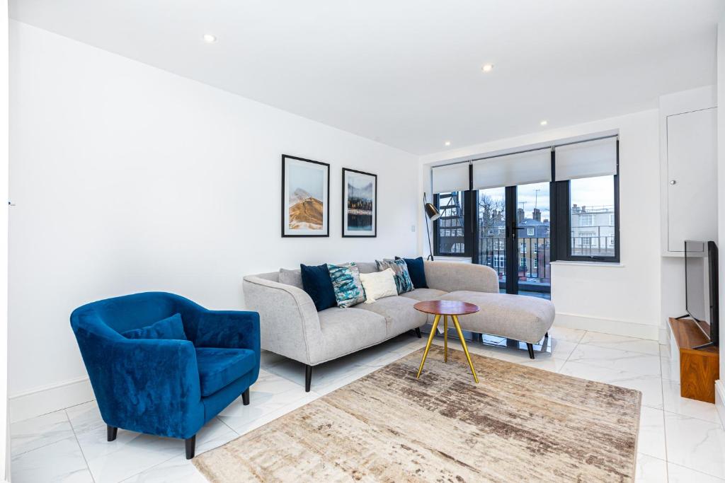 伦敦Luxury Harley Street Apartments的客厅配有沙发、椅子和电视