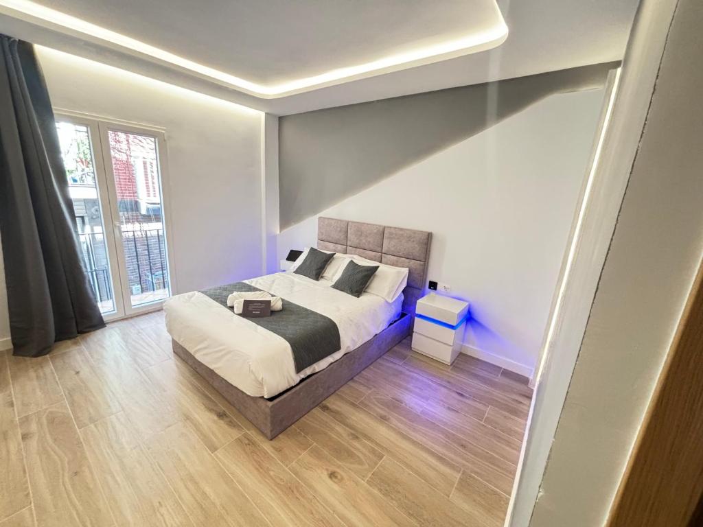 格拉纳达Futurotel Granada Dreams的一间卧室设有一张床和一个大窗户