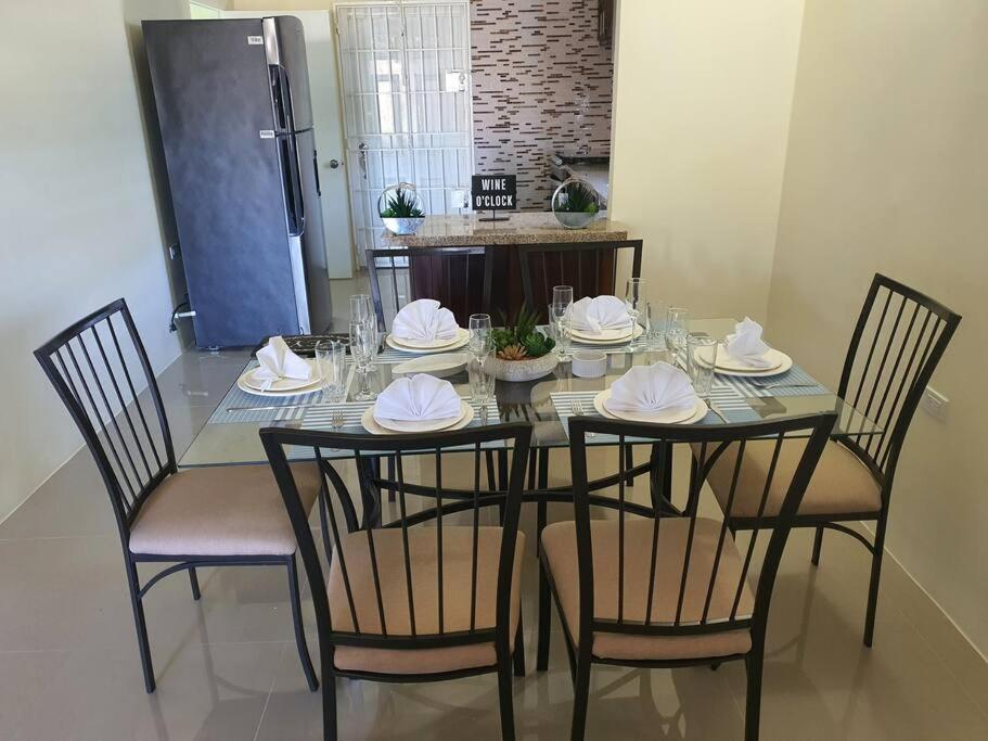 法尔茅斯Gil- Manor的餐桌、椅子、盘子和餐巾