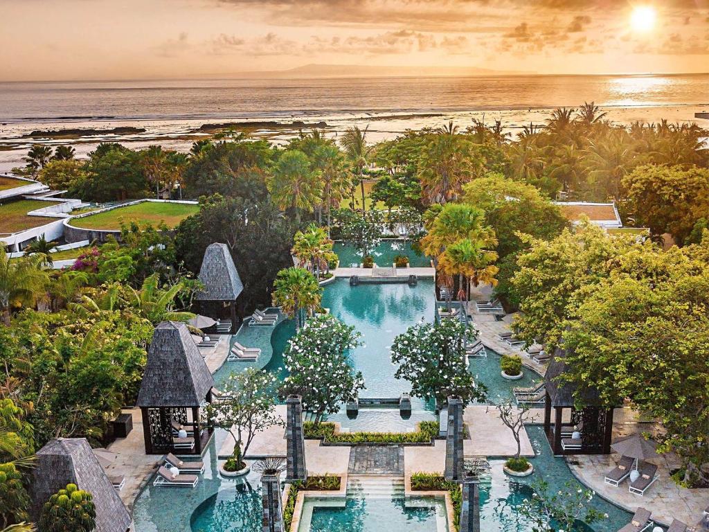 努沙杜瓦巴厘岛努沙杜瓦海滩度假村索菲特酒店的享有带游泳池的度假村的空中景致
