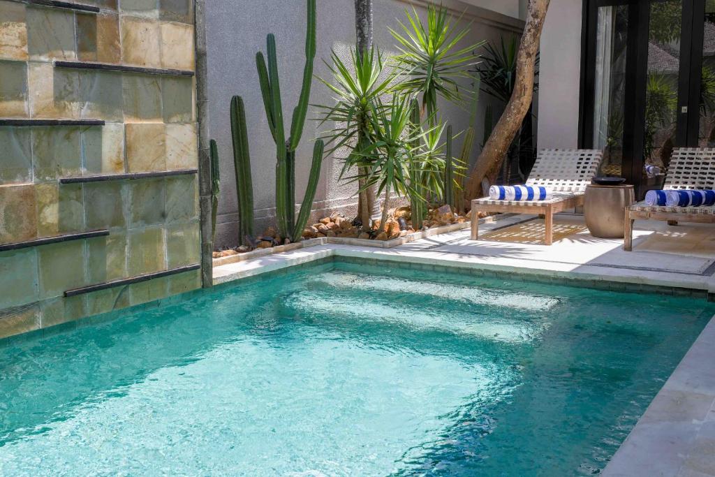 金巴兰阿什姆萨海滩酒店的房屋中间的游泳池