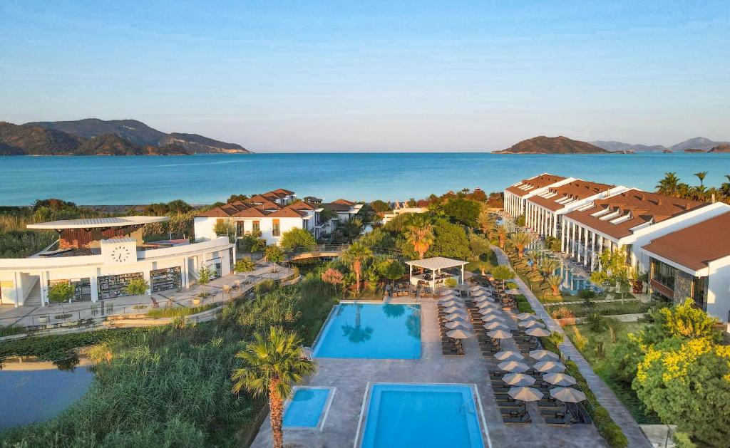 费特希耶Jiva Beach Resort - Ultra All Inclusive的享有带游泳池的度假村的空中景致