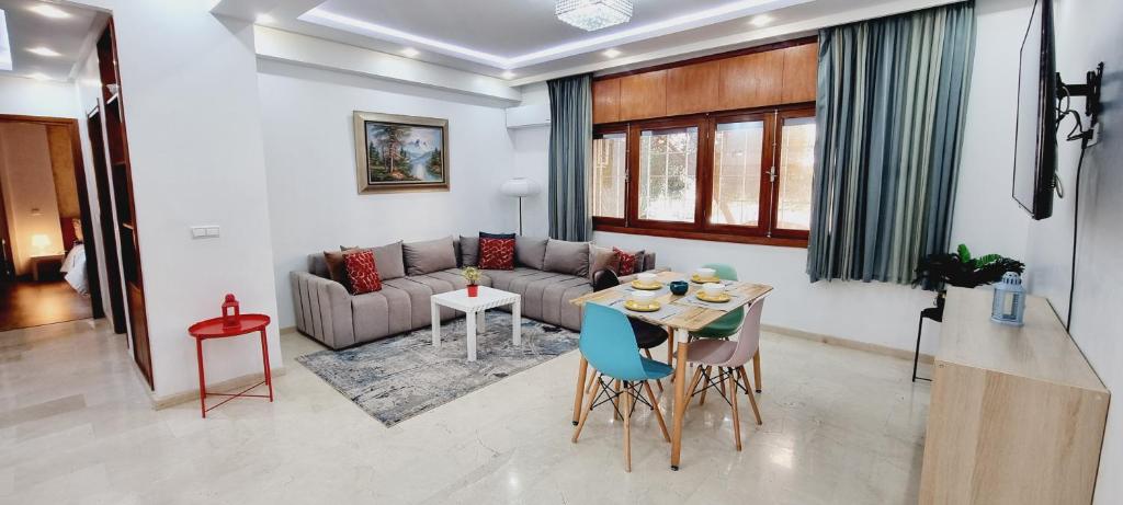 卡萨布兰卡Wide Family Apartment in the new Center of Casablanca的客厅配有沙发和桌子