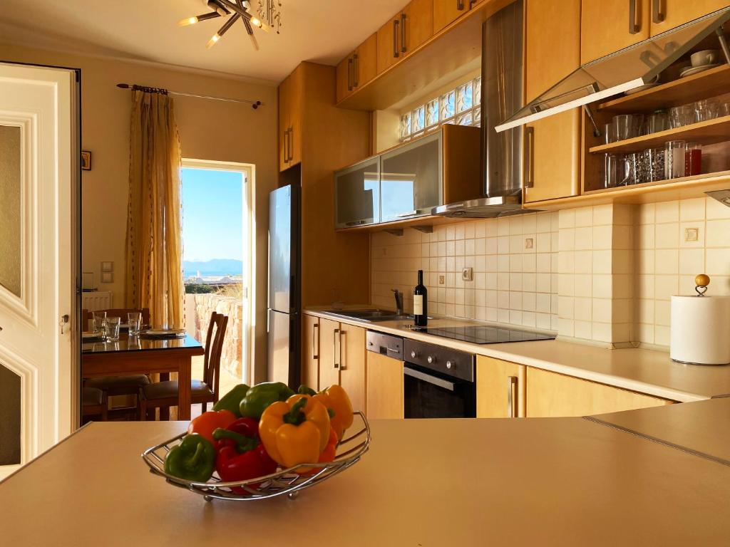AegenitissaAegina Sea View Villa的厨房里的柜台上放一碗水果
