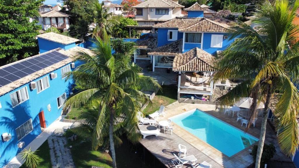 布希奥斯Pousada Laguna Búzios的享有带游泳池的度假村的空中景致